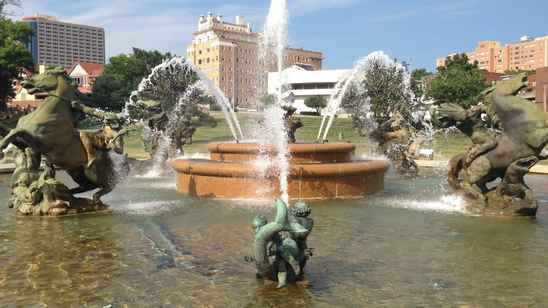 Hotels near J.C. Nichols Memorial Fountain