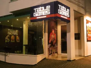 TABLE GAMES (Burgers & Board Games)