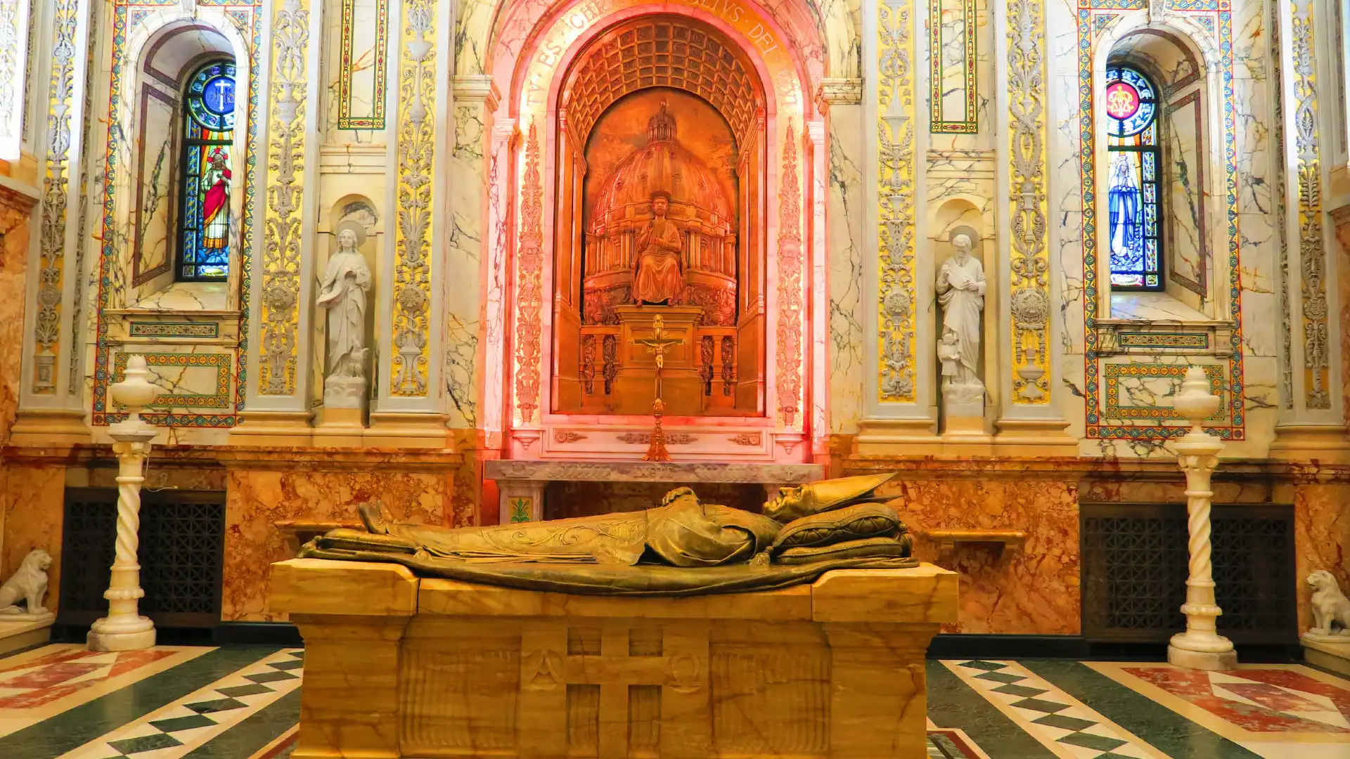 Hotels near Mary, Queen of the World Cathedral