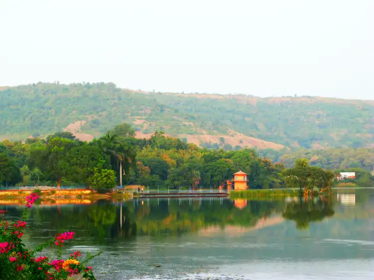 Hotels near Kagdi Pick Up Weir
