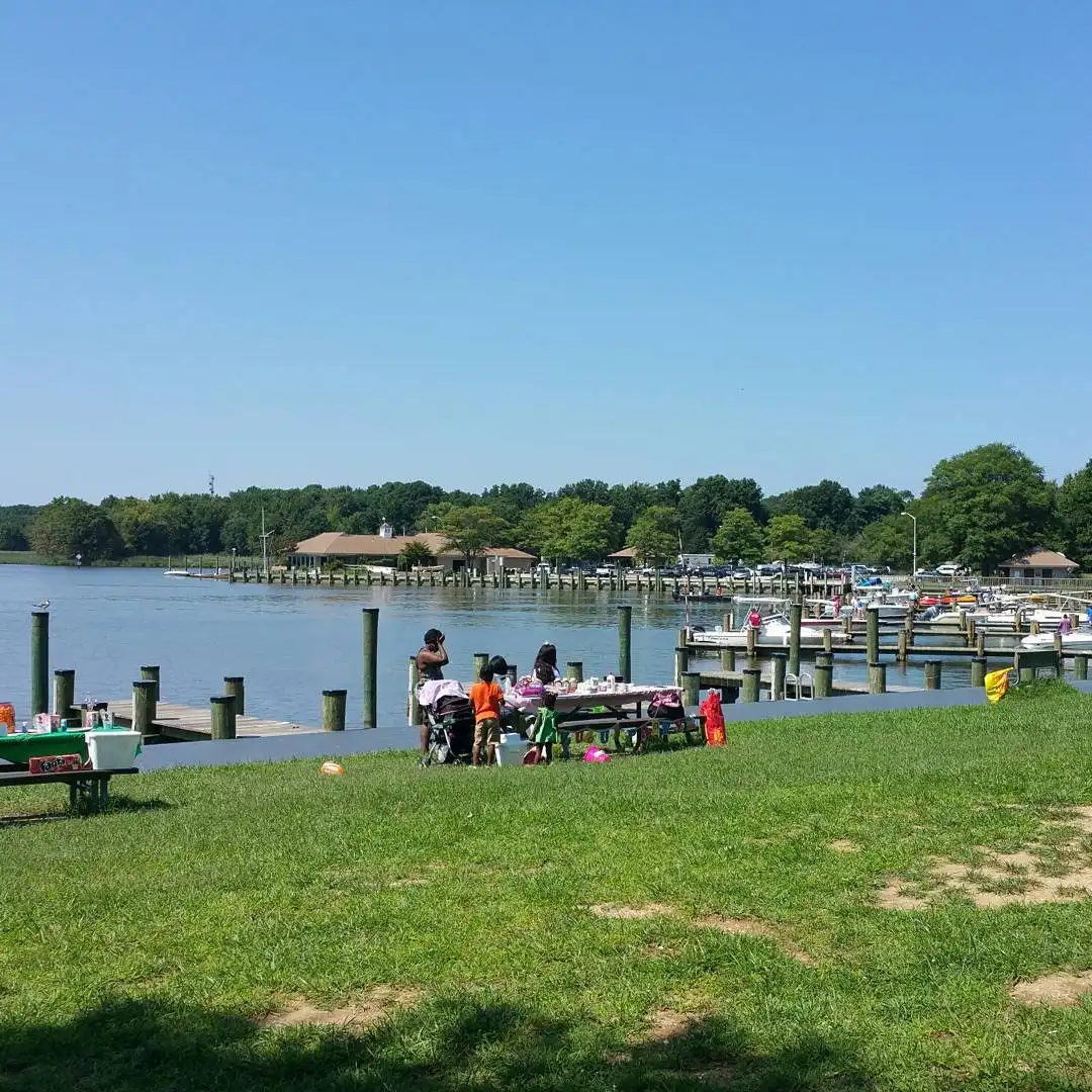 Hotels near Sandy Point State Park