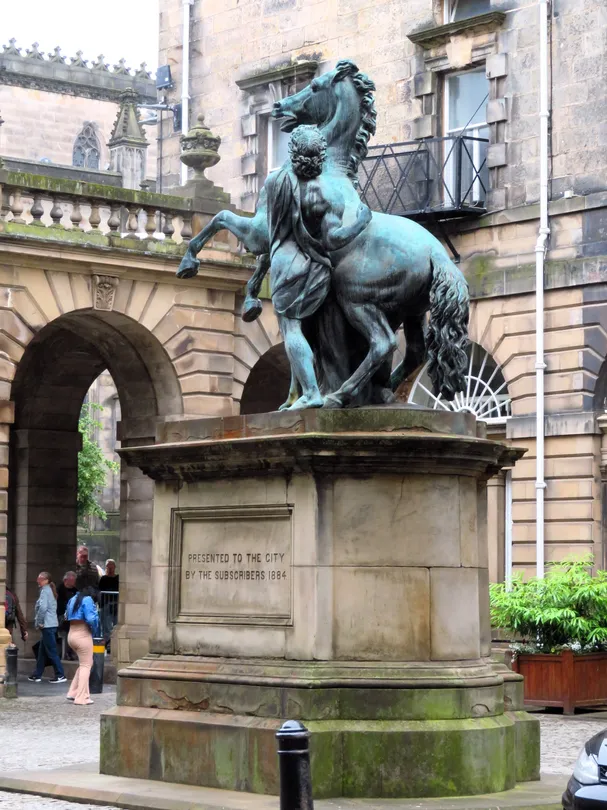 5_Alexander and Bucephalus Statue