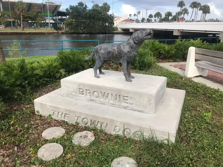 Hotels near Brownie The Town Dog Memorial