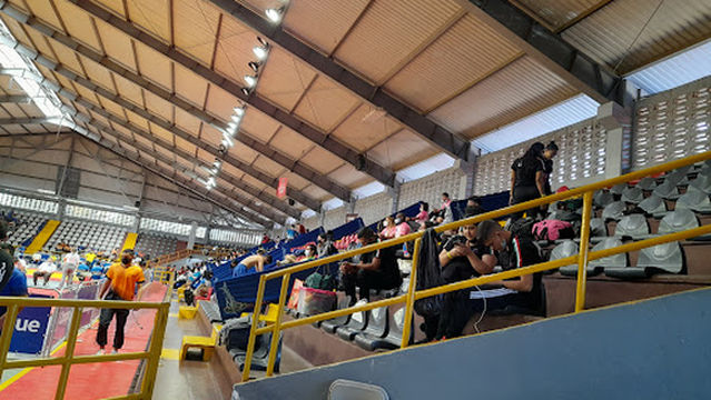 Piscina del Polideportivo de Monserrat