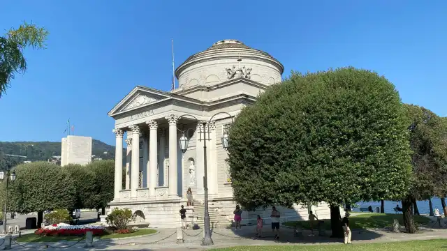 Hotels near Volta Temple (Tempio Voltiano)
