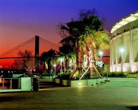 Savannah Convention Center附近的飯店