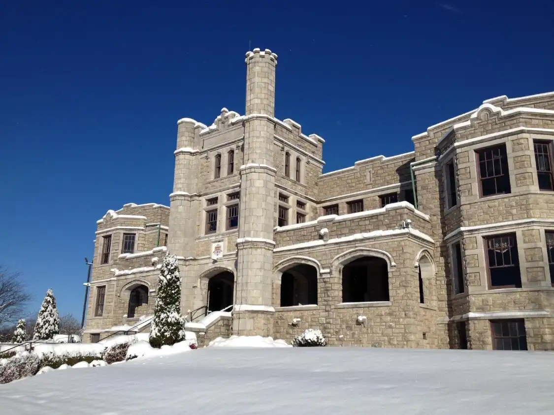 Hotels near Pythian Castle