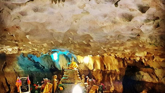 Wat Tham Khao Prathun