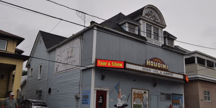 Houdini Museum, Tour & Magic Show WEEKENDS