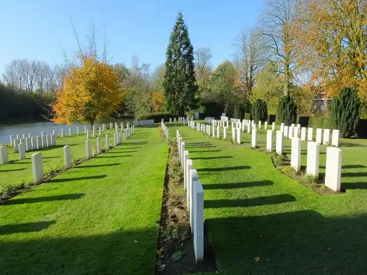 Hotel dekat Ramparts Cemetery