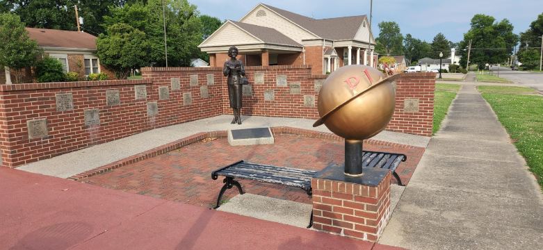 Noel Neill Statue