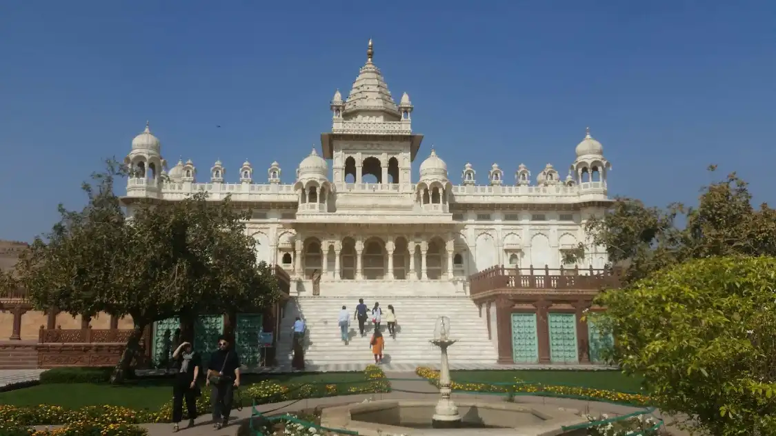 Hotels near Chokelao Bagh
