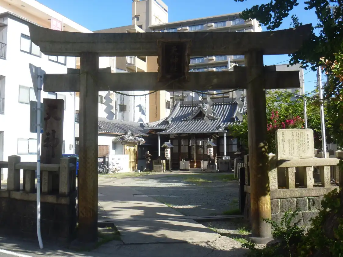 Отели рядом с достопримечательностью «Yodogawaten Shrine (Amatsukamunoyashiro)»