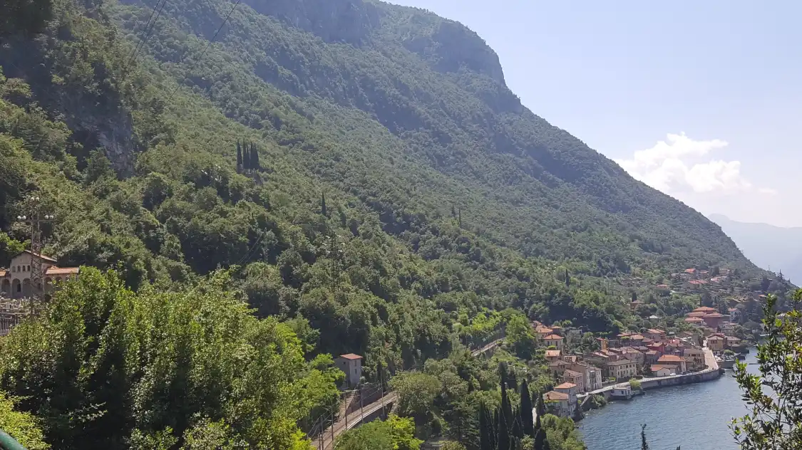 Hotels near Sorgente Fiumelatte