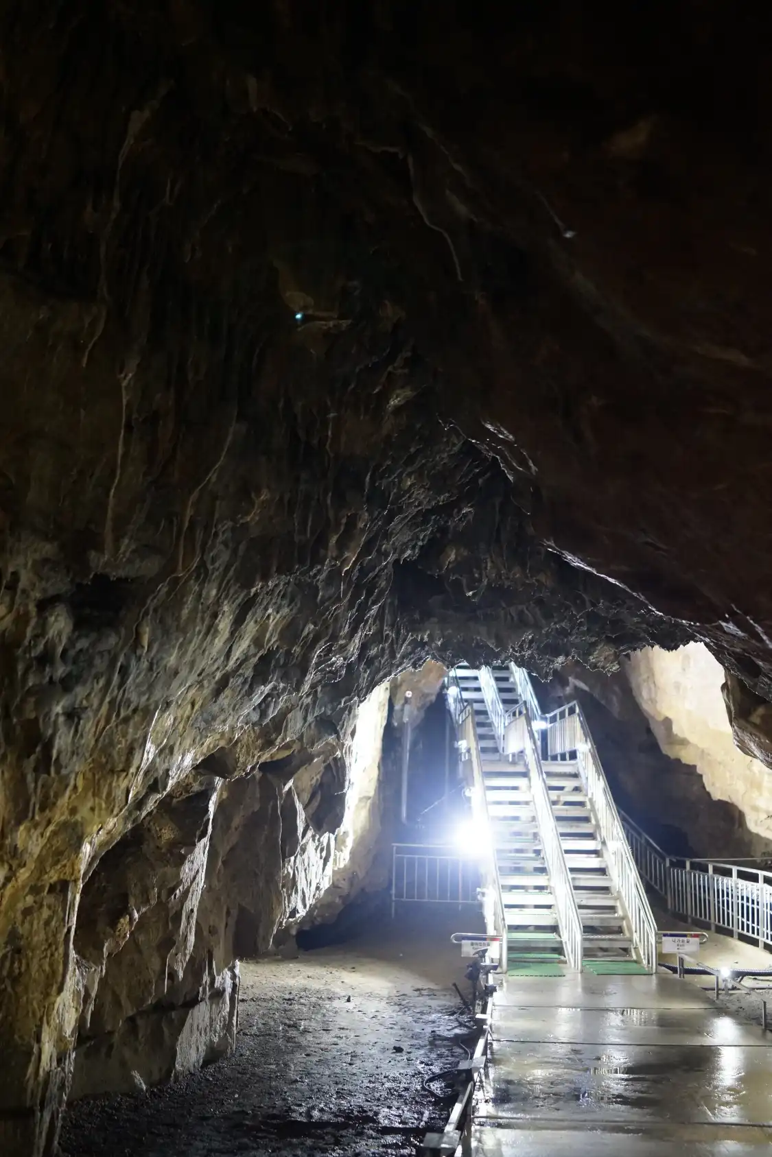 Hotels near Seongnyugul Cave