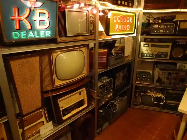 Hotels near Ye Olde Hurdy Gurdy Museum Of Vintage Radio