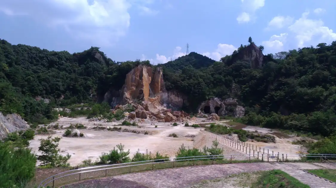 Hotels near Izumiyama Jishakujo