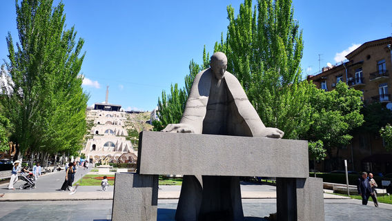 Alexander Tamanyan Statue