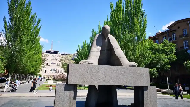 アレクサンダー・タマニャン像周辺のホテル