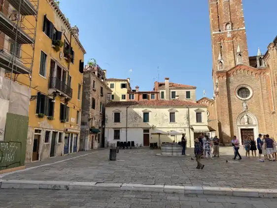 サンタ・マリア・グロリオーザ・デイ・フラーリ聖堂周辺のホテル