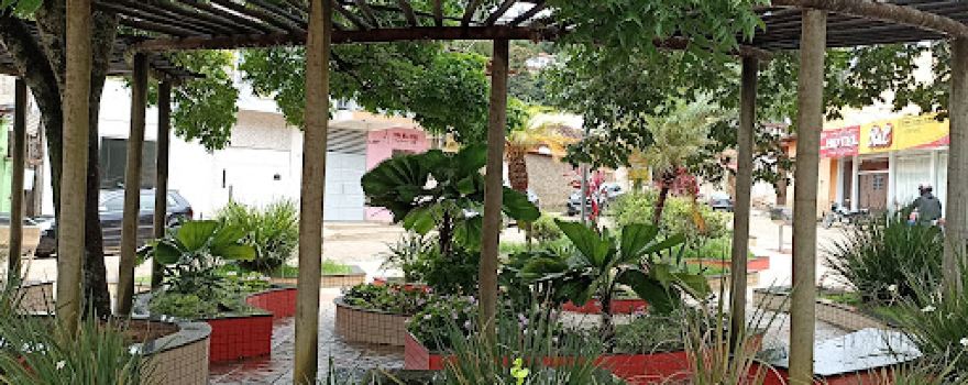 Santa Efigênia praça na saida da cidade