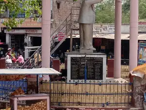 Ambedkar Tiraha, Auto-stand