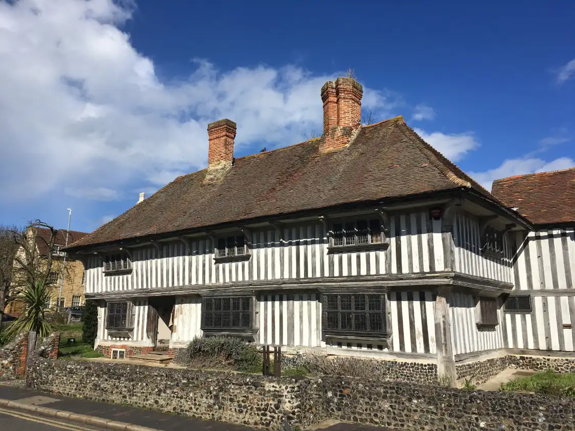 Các khách sạn gần Tudor House