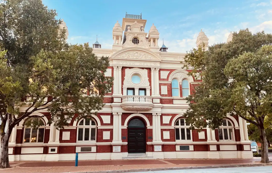 Hotels near Albury Town Hall