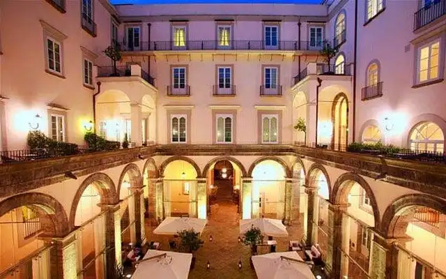 Hotel in zona Palazzo Caracciolo di Santobuono