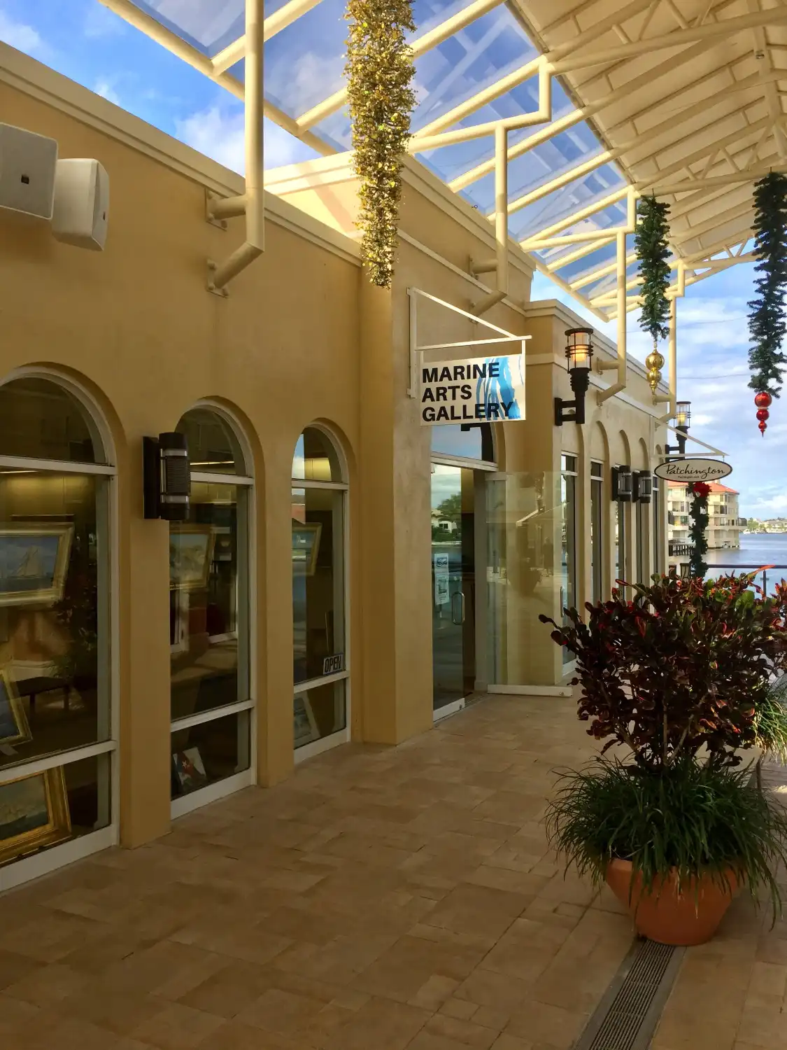 Hotels near Marine Arts Gallery