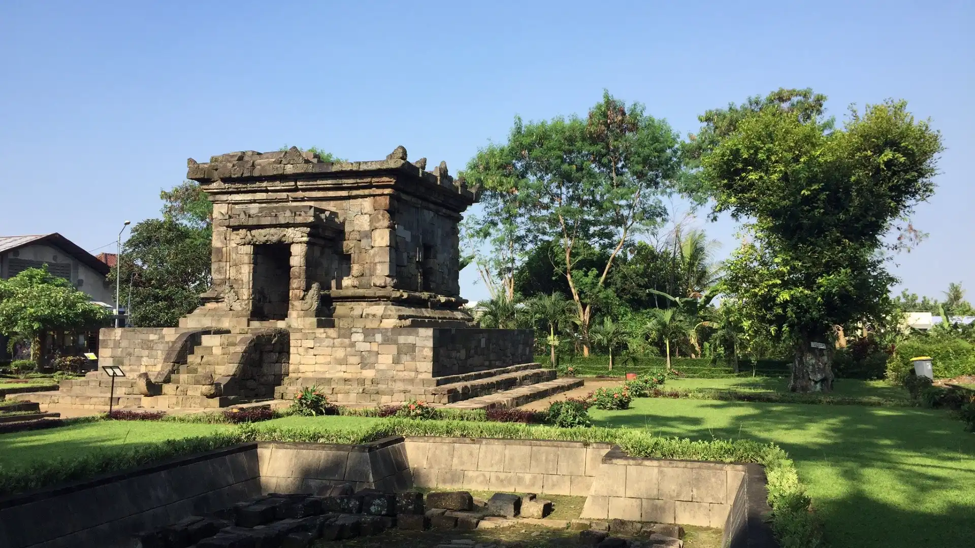 Hotels near Badut Temple