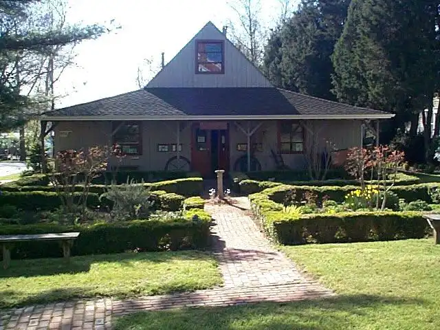 Hotel dekat Neild Museum and Herb Garden