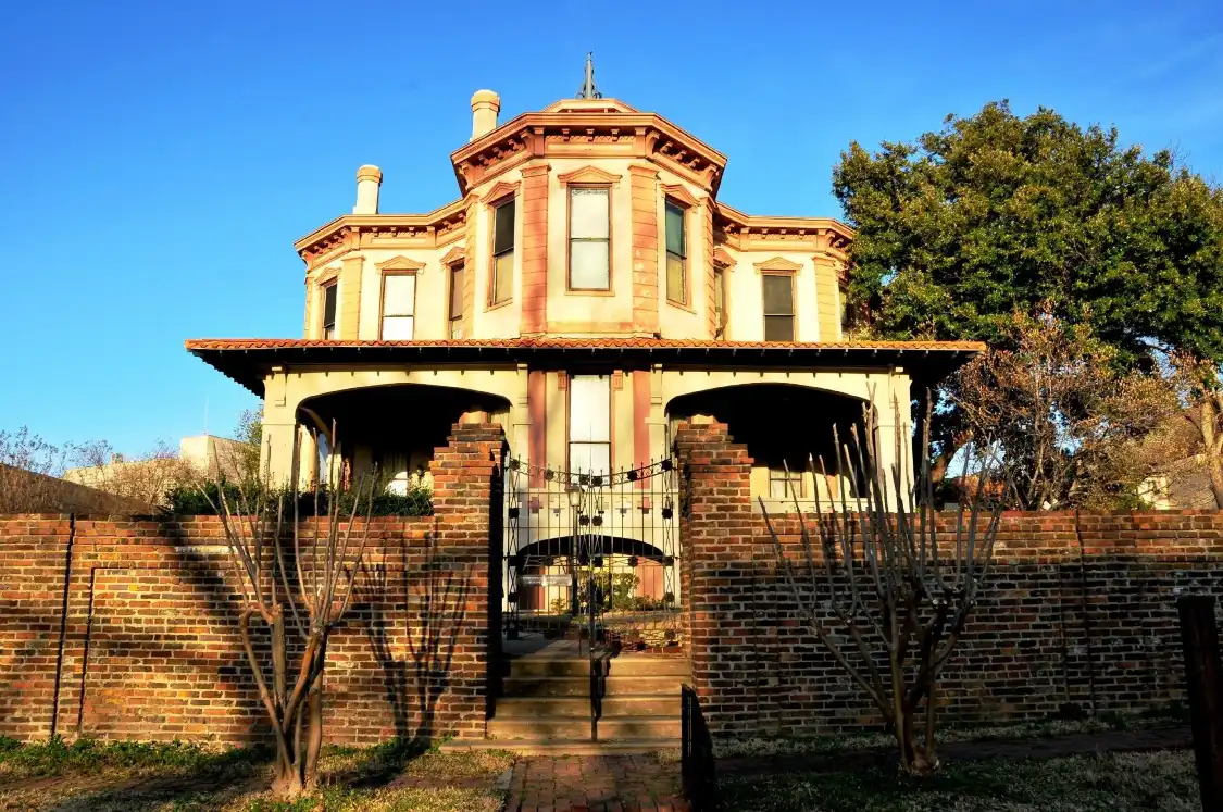 Các khách sạn gần Ace of Clubs House