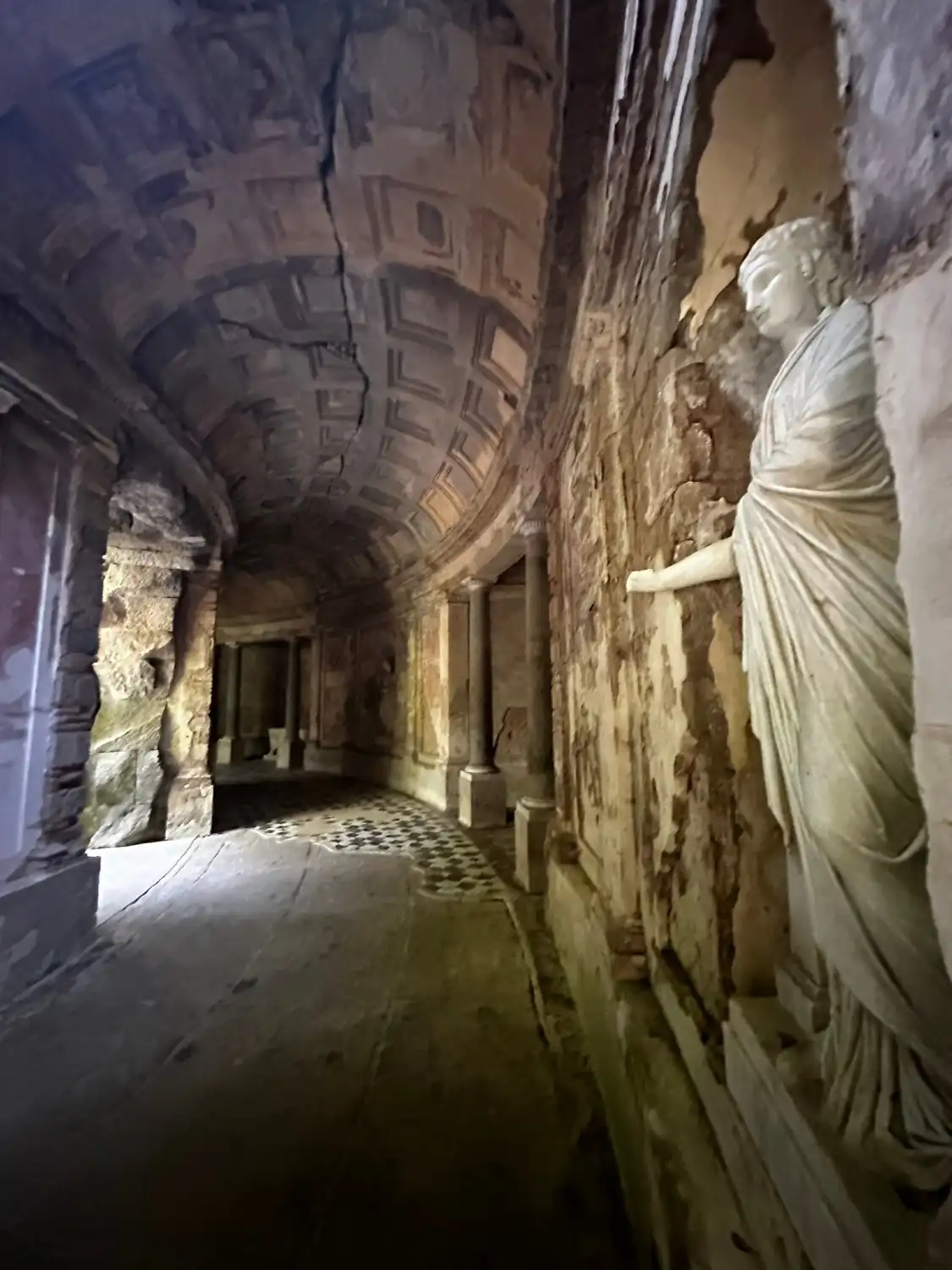 Hotels near Criptoportico