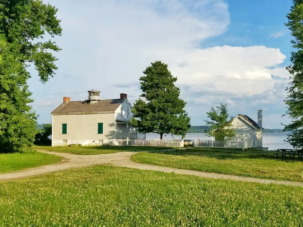 Hotels near Jones Point Lighthouse