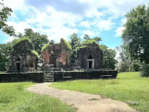 Island in the middle of Prasat Prang Ku Reservoir