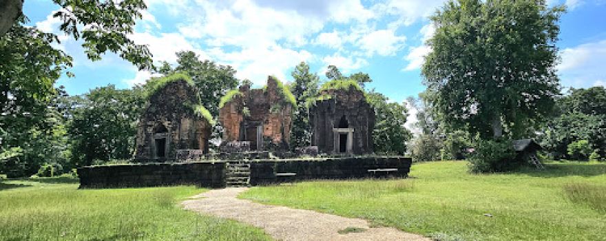Island in the middle of Prasat Prang Ku Reservoir