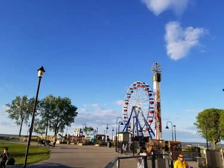 Hotels near Bay Beach Amusement Park