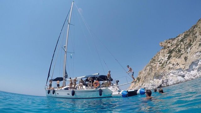SAILING MILOS