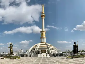 土庫曼斯坦獨立紀念碑