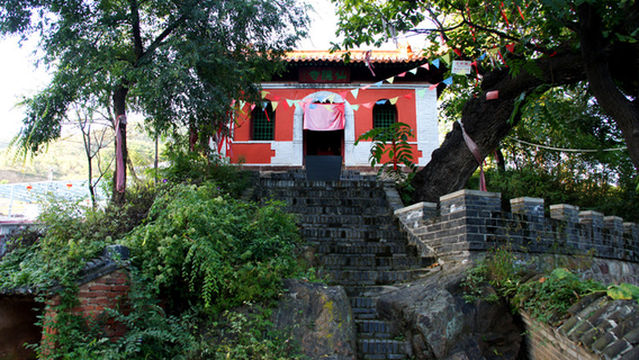 Jinshanling Great Wall - Xianyin Temple