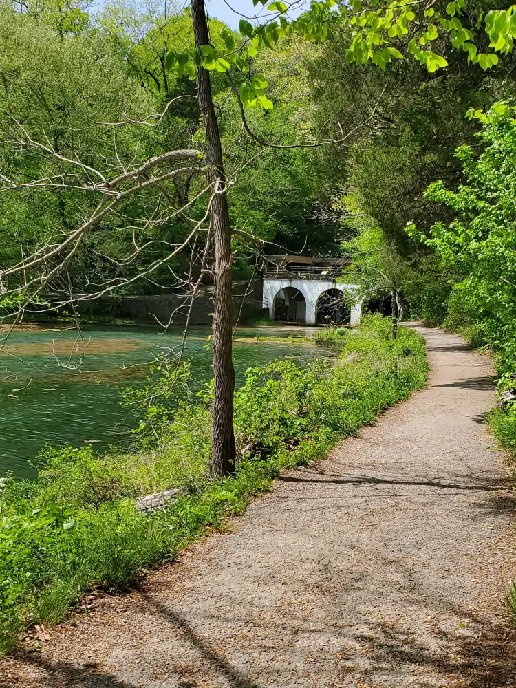 Hotels near Dunbar Cave State Park