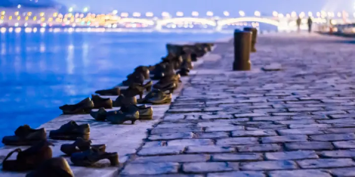 多瑙河畔鞋履雕塑