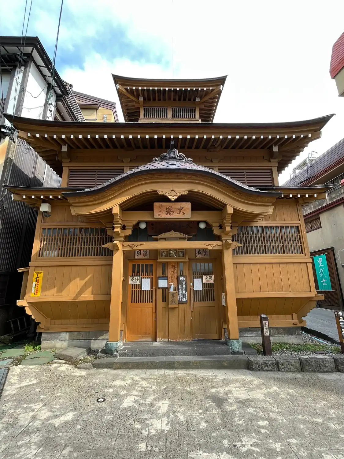 Hotels near Oyu