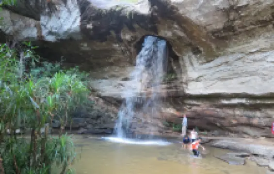 น้ำตกแสงจันทร์ (น้ำตกลงรู)