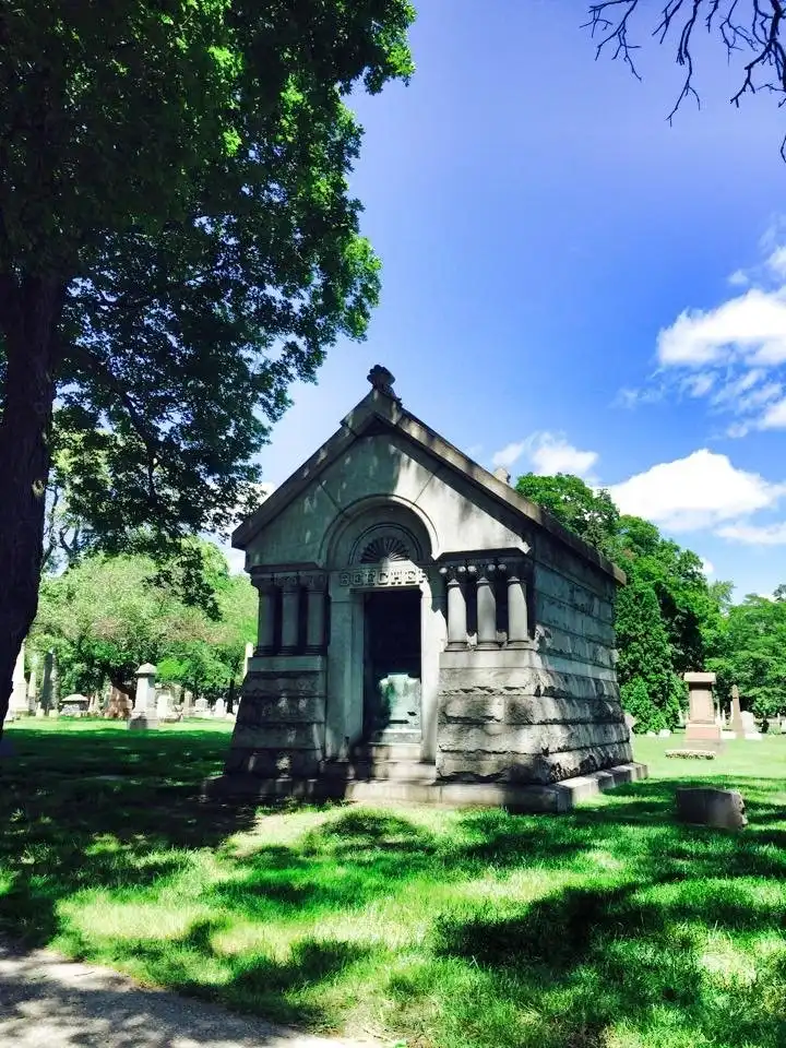 Các khách sạn gần Elmwood Cemetary