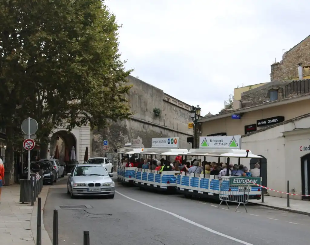 Hotels near La porte de Louis XVI