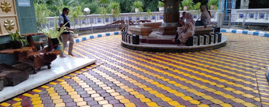 Parkir mobil Masjid tiban turen
