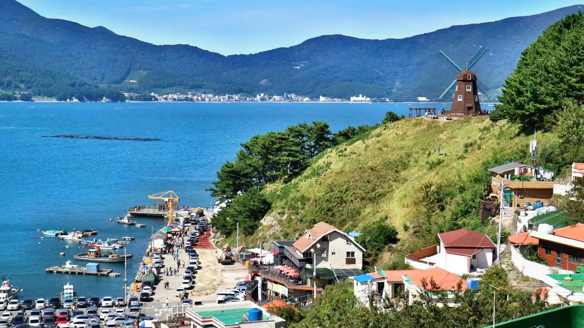 Hotels near Windy Hill