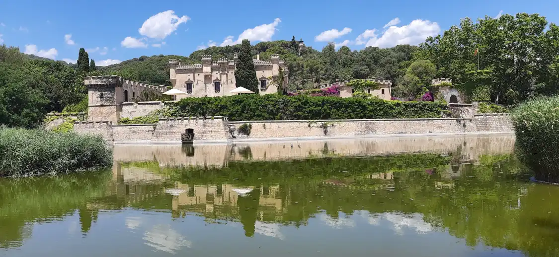 Hotels near Castell Jalpi
